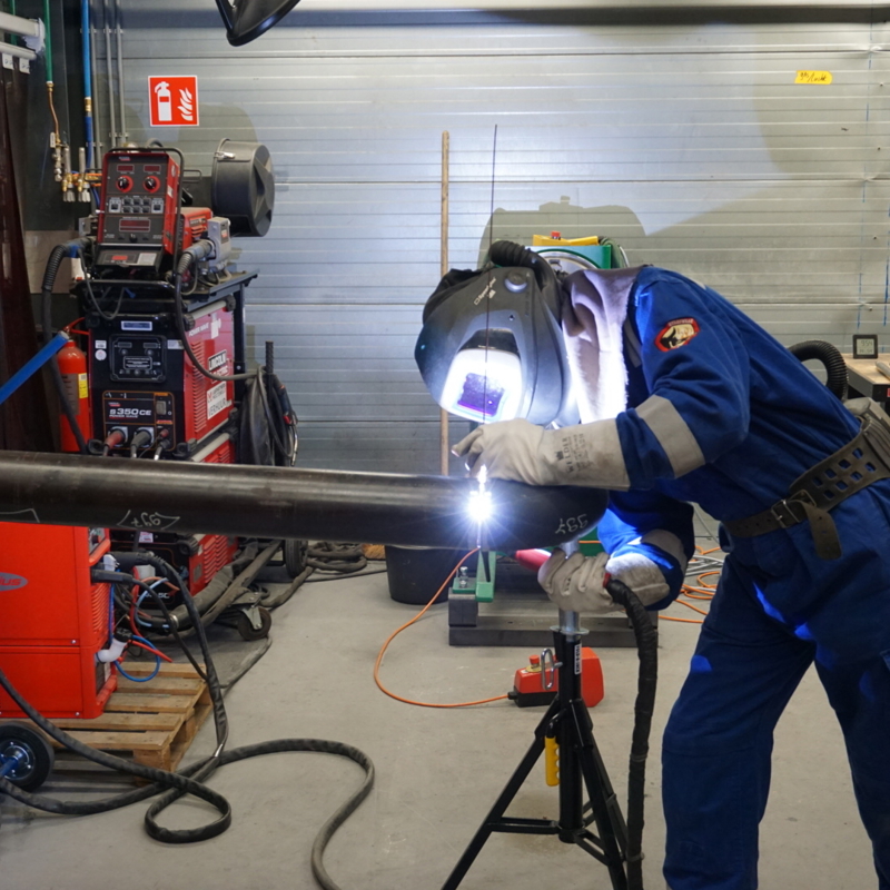 Een BNI werknemer aan het lassen in de loods